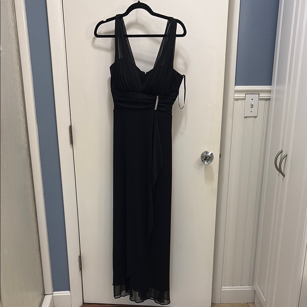 Black Maxi Dress with Elegant Silhouette